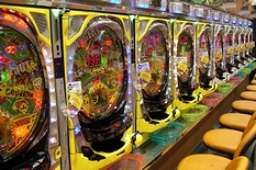 並ぶパチンコ台