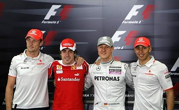 並ぶF1選手達 ―左から、ジェンソン・バトン、フェルナンド・アロンソ、ミハエル・シューマッハ、ルイス・ハミルトン。