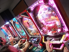 並ぶパチンコ台
