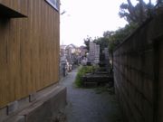 本堂の脇の小道は境内裏の墓地へと続く