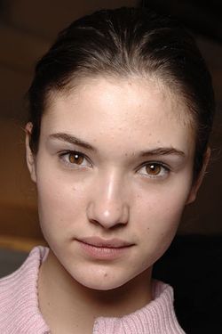バレンシアガのコレクションのその舞台裏にてカミラ・フィン ―2006年度秋季