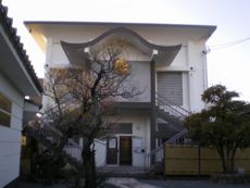 黄金色の紋を携えるその本堂