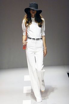 2008年度春季～DKNYのコレクションにてランウェイをゆくアレクサンドラ。