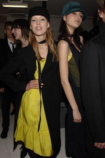 DKNYのショーの舞台裏にて～ノルウェー出身のイセリン・ステイロ(左)とともにカタリナ 2006年度秋季