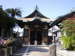 境内に佇む日切地蔵の堂。『日切地蔵大菩薩』との額を掛けている。