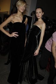 ラルフ・ローレンのショーの舞台裏にて～ポーランド出身のアンニャ・ルービック(左)とともにヤナ 2008年度秋季