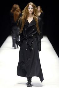 ヨージ・ヤマモトのランウェイを歩くミカエラ 2006年度秋季