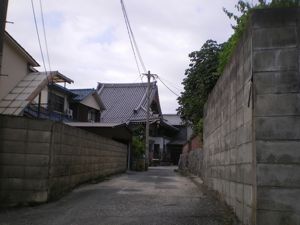 晩夏の夕迫る時に鎮まるその本堂と境内