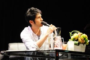 語る平井堅