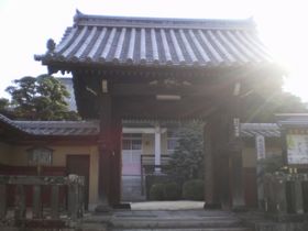 『浄土宗 光雲山 西方寺』―寺町に開かれたその山門