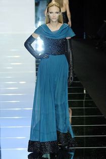エリー・サーブのランウェイを歩くアンナ 2007年度秋季