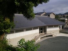『蓮正寺 納骨堂』。裏手は竹の繁茂する林。