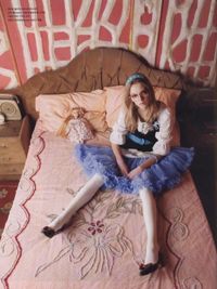 メイド服を思わせもする装束とともにヴォーグ誌韓国版の一頁を飾るソフィー 2006年3月