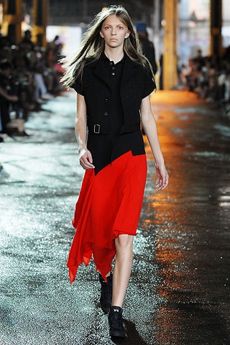 2008年度春季のY-3のランウェイを歩くコートニー