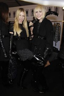 バーバリー・プローサムのショーの舞台裏にて、カナダ出身のジュリア・ダンストール(左)とともに笑うジョージア。 2007年度秋季