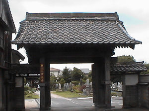 寺号の札を掛けるその山門