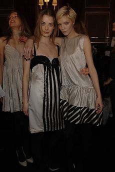 2006年度秋季～ステラ・マッカートニーのショーの舞台裏にて、カナダ出身のジュリア・ダンストール(左)とともに金髪のマリアカルラ。
