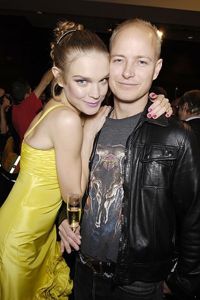 その夫―ジャスティン・ポートマンとともに笑うナタリア ～2008年度春季のヴァレンティノのショーの舞台裏