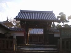 寺町に開かれたその山門