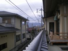 その境内の南に通る小路は、かつて西脇と呼ばれたところの区域の内へと続く。