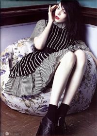 アンナ・モリナーリの広告を飾ったキンガ 2008年度春/夏季