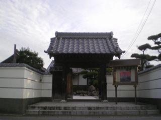 観音寺～ある秋の日の朝のその山門