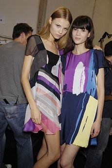 2008年度春季のクロエのコレクションのその舞台裏にて、ポーランド出身のマグダレナ・フラッコウィアック(左)とともにシェイラ。