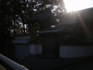 閉ざされたその山門と冬の日の午後の陽光に沈む伽藍