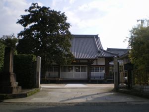 ある冬の日のその三門と本堂