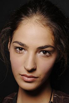 バッジェリー・ミシュカのコレクションの舞台裏にてエミナ・ツンムライ ―2007年度春季