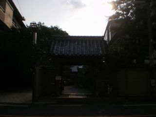秋のある日の夕迫る刻に佇む建立寺―その山門