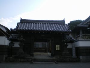 『浄土真宗 七寶山 妙蓮寺』 ～ 晩秋の寺町に開かれたその山門