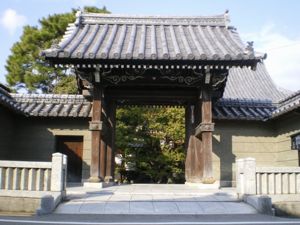 誓行寺 ～ 晩秋の寺町に開かれたその山門