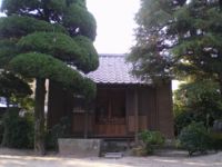 山門の近く、境内の右隅に置かれた、座像を安置する何らかの堂。