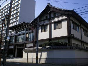 晴れた冬の日の午後の慈広寺。左手に聳えるのは公団住宅―『堅粕市街地住宅』。