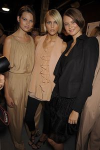 2009年度春季のデレク・ラムのコレクションにて～オランダ出身のベッテ・フランク(左)とナミビア出身のベハティ・プリンスルー(右)とともにアンニャ