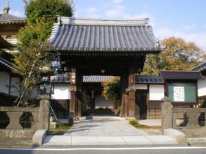 『真宗 大谷派 浄顕寺』 ～ 晩秋の寺町に開かれたその山門