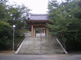 西に向けて開かれたその山門