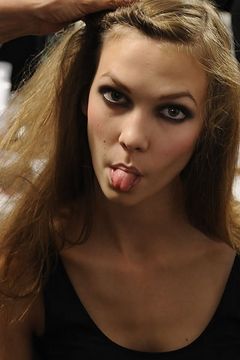キャロリーナ・ヘレラのコレクションにて舌をあらわにカーリー・クロス 2009年度春季
