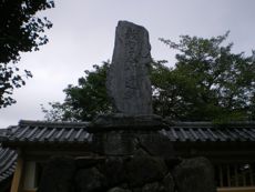 『教如上人御遺跡』―境内に置かれた石塔。