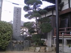 西本願寺23世門主―大谷光照の巡教を記念した石塔(左)とそれに際しての植樹を記念した石塔(右)。