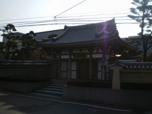 ある冬の午後の正法寺とその閉ざされた山門