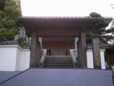 その山門と石塔―『浄土真宗 真如山 正光寺』