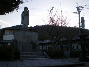 遥か悠久の霊峰―油山を背後に高く聳える『慈悲大観音』