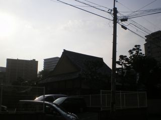 夕迫る秋のある日に佇む妙徳寺―その伽藍。