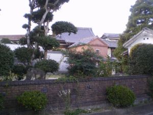晩秋の日の集落にのぞくその本堂