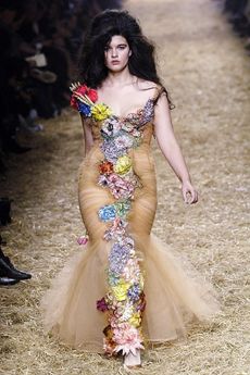 2006年度春季―ジャン・ポール・ゴルチエのあるコレクションのランウェイをゆくクリスタル。