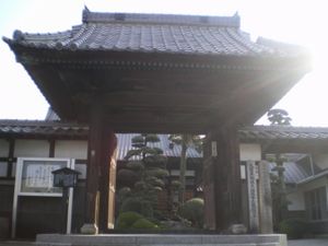 ある冬の日に開かれたその山門