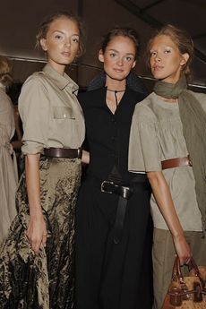 2006年度春季～マイケル・コースのショーの舞台裏にて、英国出身のリリー・ドナルドソン(左)とノルウェー出身のイセリン・ステイロ(右)とともに佇むリサ。