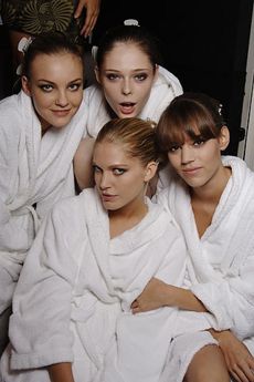2007年度春季のグッチのコレクションのその舞台裏にて3名のモデルらに囲まれてイセリン―左から、ブラジル出身のキャロライン・トレンティーニ、カナダ出身のココ・ロシャ、イセリン、デンマーク出身のフレジャ・ベハ。